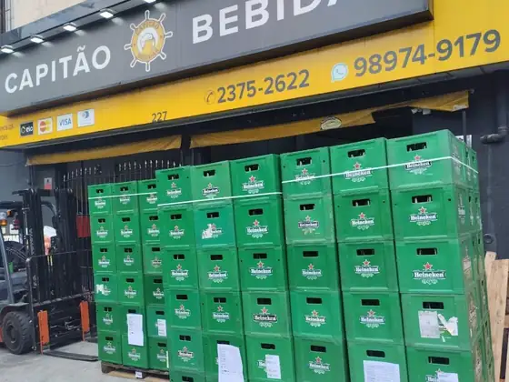 Fachada da Capitão Bebidas com engradados prontos para entrega