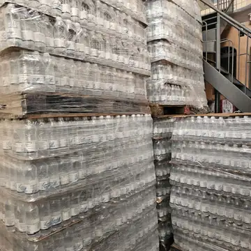 Fardos de água mineral Lindoya no estoque